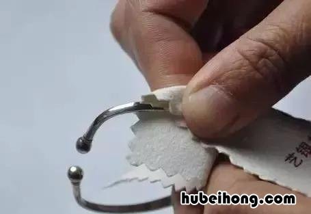 银饰变黑是不是银质不好的原因 银饰变黑说明什么