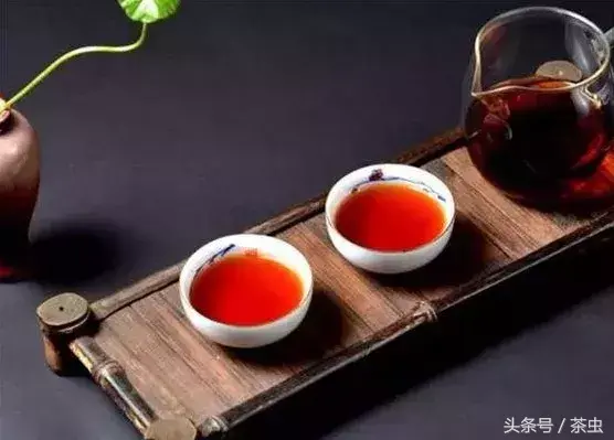 普洱的熟茶和生茶的区别 普洱生茶和熟茶哪个更好喝