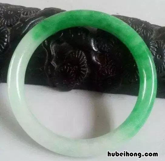 怎么挑选玉镯 挑选玉镯应该怎么挑