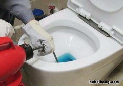 厕所堵了怎么疏通 马桶堵了但还缓慢下水