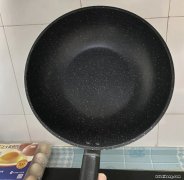 不锈钢不粘锅好还是铁锅好 钛金不粘锅好还是铁锅好