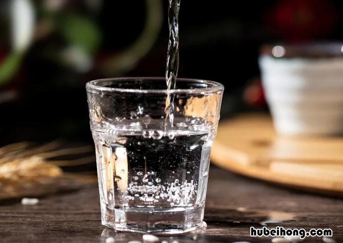 怎么区分粮食酒和勾兑酒 如何鉴别粮食酒和勾兑酒的区别