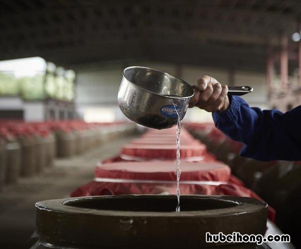 怎么区分粮食酒和勾兑酒 如何鉴别粮食酒和勾兑酒的区别