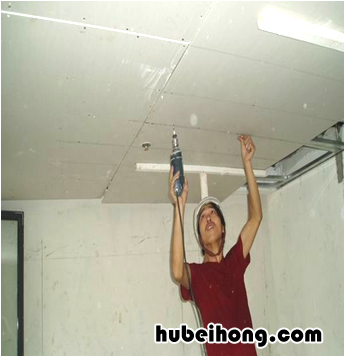轻钢龙骨吊顶的施工工艺流程 轻钢龙骨吊顶详细过程