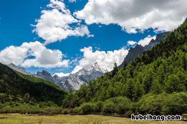 亚丁售票处海拔 亚丁登山