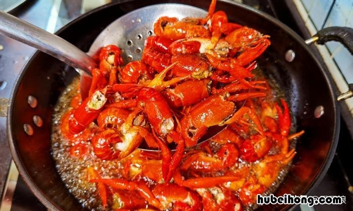 小龙虾红色好还是青色好 小龙虾是青虾贵还是红虾贵