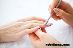 经常做美甲会变灰指甲吗 做美甲容易灰指甲吗