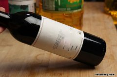 红酒酒瓶上是w 红酒瓶上的英文字母