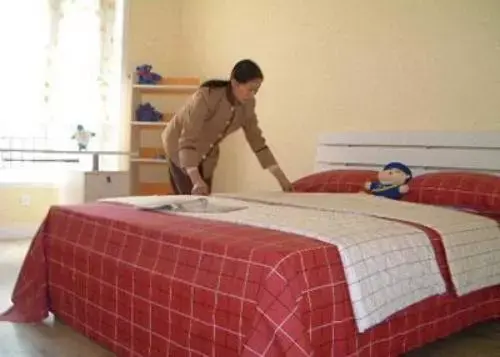 床单出汗发黄怎么洗小妙招 床单汗渍油渍发黄怎么洗