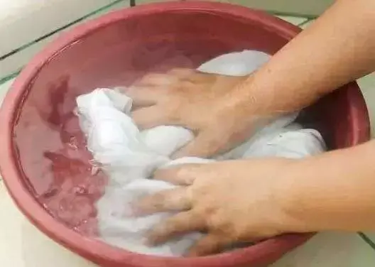 床单出汗发黄怎么洗小妙招 床单汗渍油渍发黄怎么洗