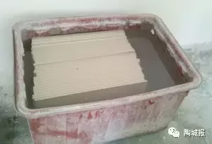 瓷砖铺设前是否需要浸泡水 瓷砖铺之前都要泡水吗