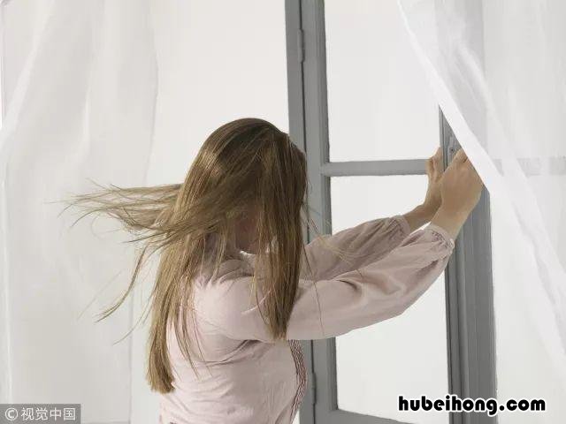 梅雨天气衣服如何防潮 梅雨天怎么让衣服干