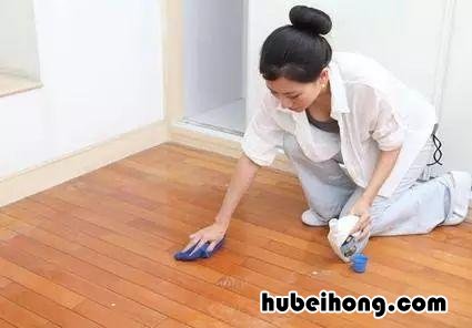 喝剩的茶叶渣应该放入哪个垃圾 喝剩的茶叶渣可以浇花吗视频讲解
