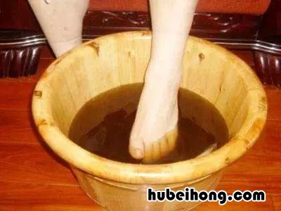 喝剩的茶叶渣应该放入哪个垃圾 喝剩的茶叶渣可以浇花吗视频讲解