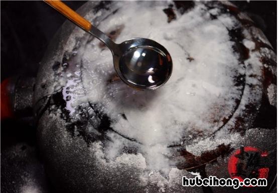 炒菜锅用的时间长黑怎么清理 锅内炒菜变黑怎么洗