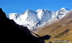 喜马拉雅山脉是由什么板块碰撞 喜马拉雅山脉是由什么板块和什么板块碰撞挤压形成的