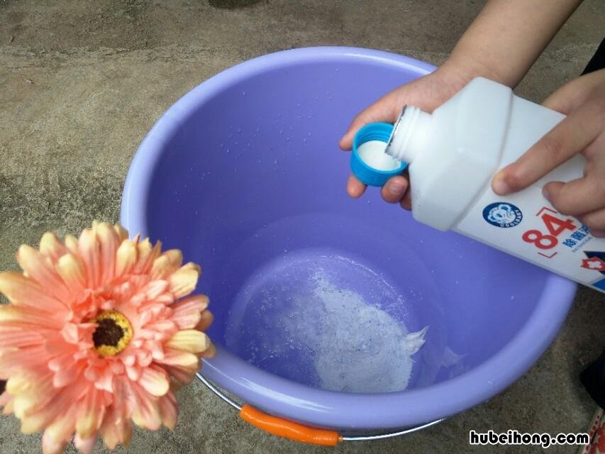 白色衣服上面出现黑色的霉点怎么去掉 白色衣服有黑色霉点