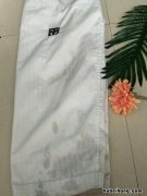 白色衣服上面出现黑色的霉点怎么去掉 白色衣服有黑色霉点