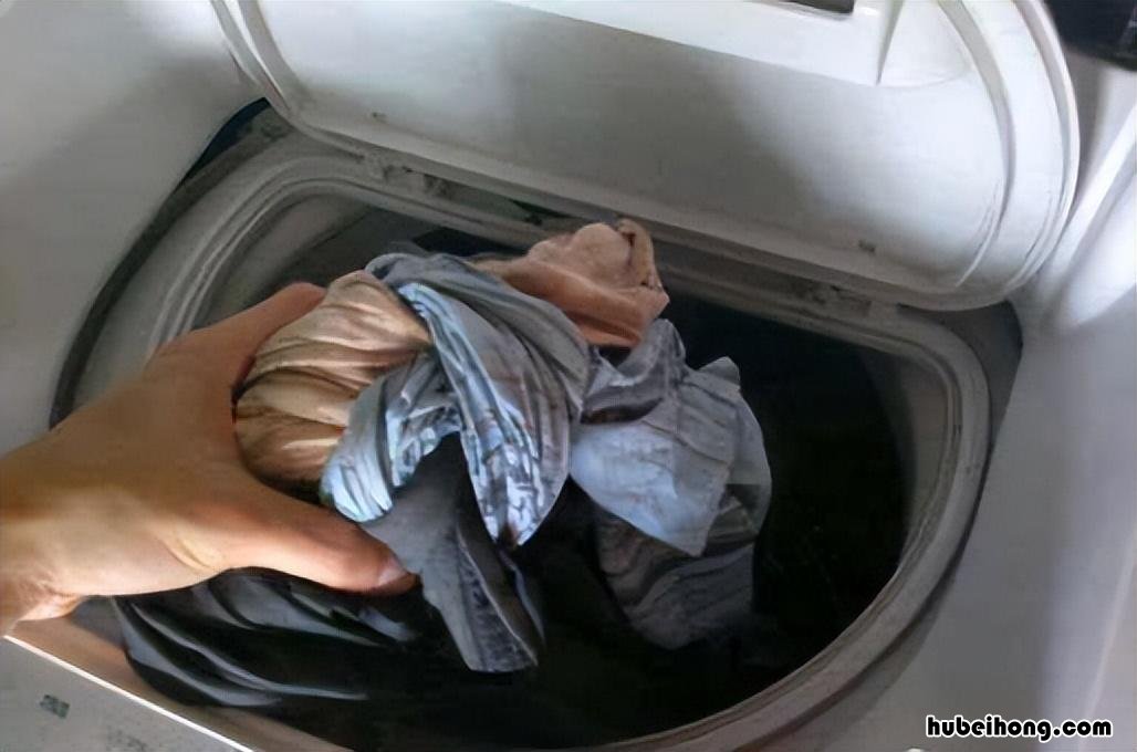 倒入洗衣液后直接洗吗 洗衣服倒一点消毒液可以吗