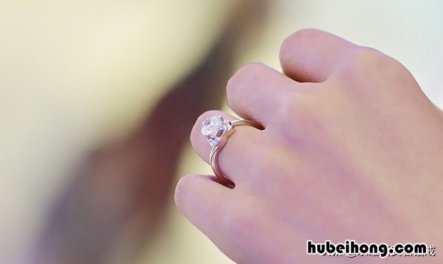 结婚戒指怎么买划算又实惠 结婚戒指怎么买女方给男方买吗