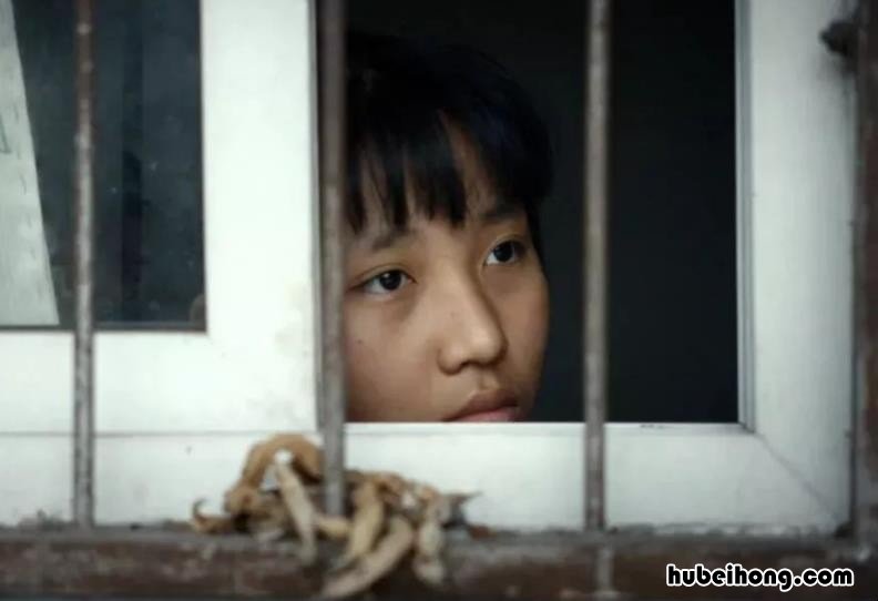 女儿思念父亲的句子有哪些 女儿思念父亲的句子,不敢想他不敢翻照片的说说