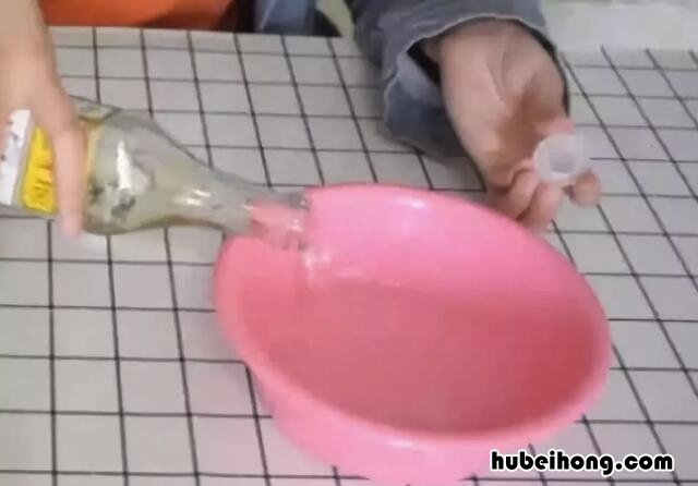 擦玻璃水中应放什么更干净 擦玻璃用玻璃水怎么擦才干净呢