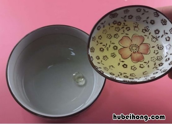 白酒放在手上搓 赶紧把白酒倒在手心搓一搓