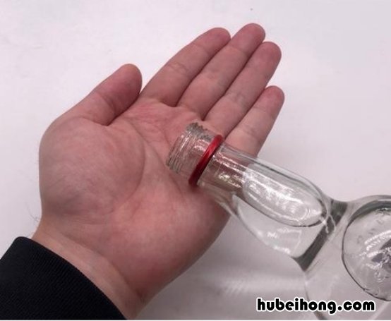 白酒放在手上搓 赶紧把白酒倒在手心搓一搓