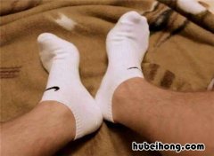 白袜子穿着穿着就变黄?怎么清洗干净 白袜子穿的发黄咋洗