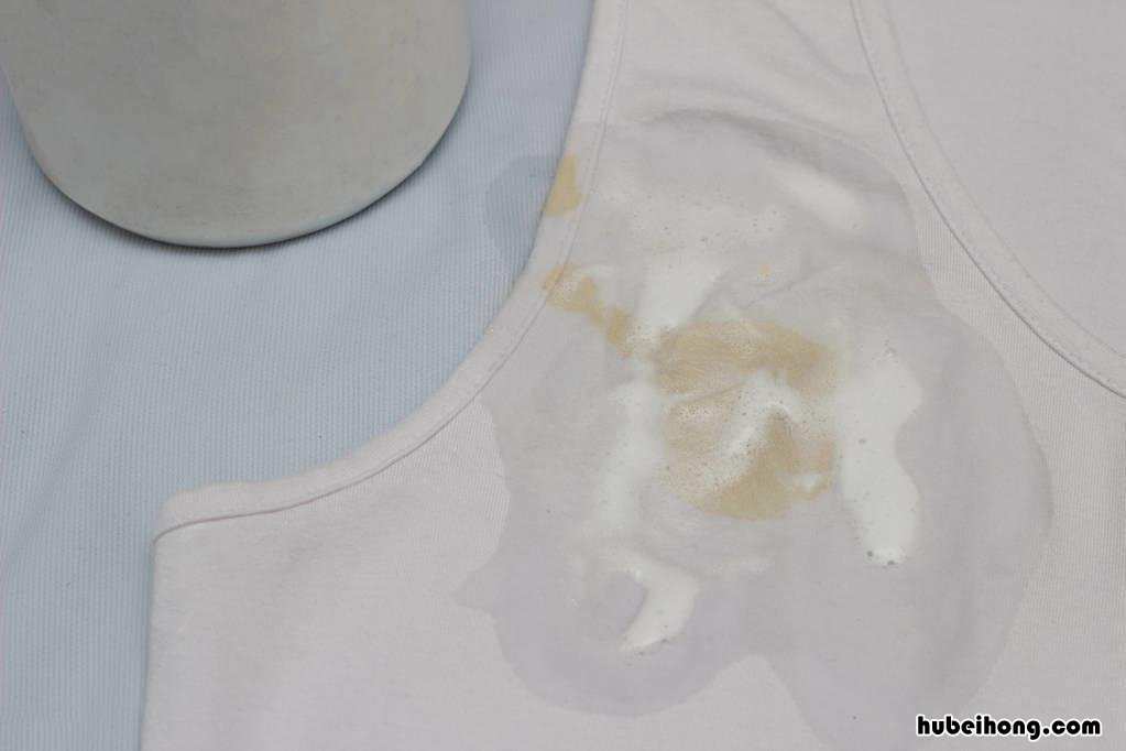 白色衣服怎样清洗不发黄更白 白色衣服太脏怎么洗白