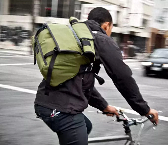 男人用什么包比较适合? 男人拿什么包高端上档次