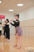 跳舞时鞋底打滑怎么办 舞鞋鞋底滑怎么办