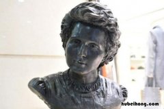 居里夫人发明了什么 居里夫妇是哪个国家