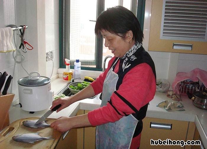 衣服洗完晾干后有臭味怎么解决 衣服洗完有白色印子怎么办