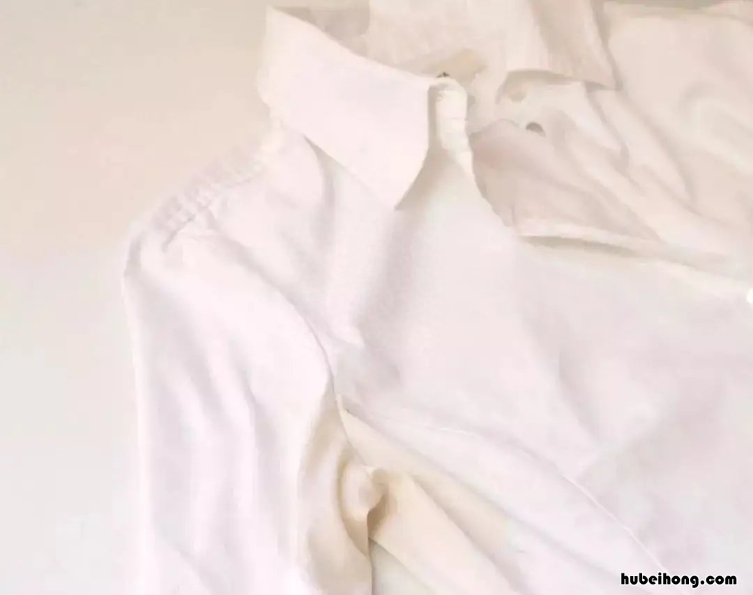 白衣服发霉变黄怎么洗掉霉斑 白色衣服发黄发霉了怎么可以洗白