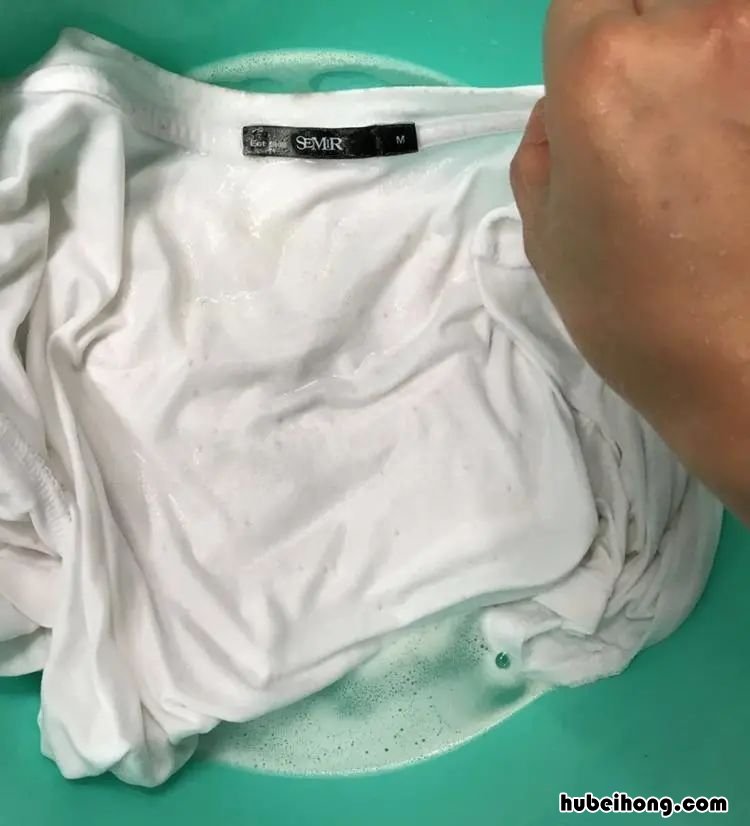 白衣服发霉变黄怎么洗掉霉斑 白色衣服发黄发霉了怎么可以洗白