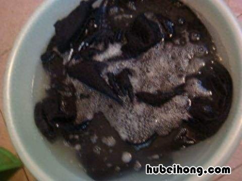买回家的新衣服,一洗就褪色,怎么处理能固色呢 新买的衣服洗的时候褪色怎么办