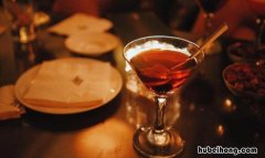 带酒的幽默句子有哪些 有关酒的幽默句子简短一点
