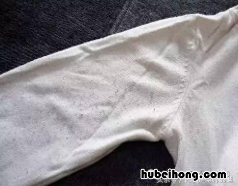 毛衣上羽绒毛怎么去除干净 毛衣上的羽绒毛怎么弄掉