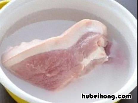 冰箱的冻肉如何快速解冻 冰箱里的冻肉快速解冻法