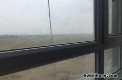 楼房玻璃有哈气水怎么解决 楼房玻璃有哈气水怎么回事
