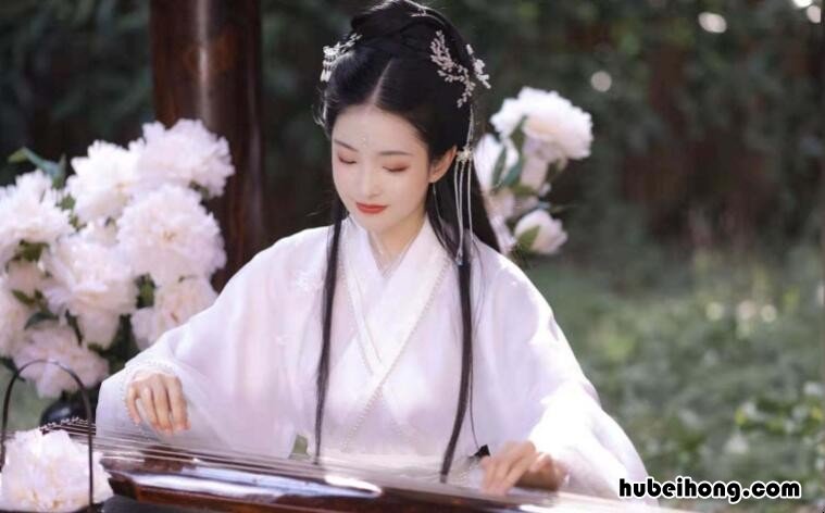形容女子温婉恬静的诗句有哪些 形容女子温婉恬静的诗句有哪些词语呢