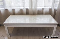 白色桌子上的污渍怎么去除 白色桌子怎么擦干净视频