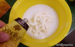 手弄到染发剂洗不掉怎么办 手上碰到染发剂变黑了怎么办