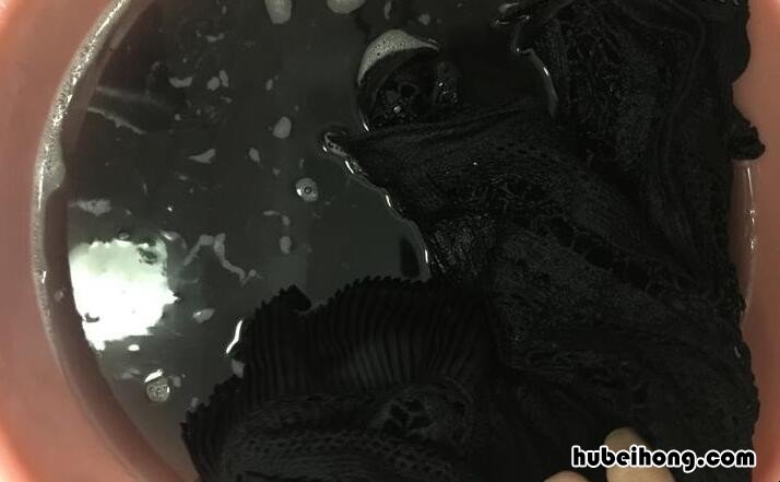 深色衣服第一次洗怎么固色 深色怎样洗衣服不掉色