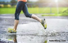 湿鞋子怎么快速变干 湿鞋子怎么快速变干吹风机热风冷风