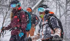 滑雪服穿什么颜色的好 滑雪服穿什么好看图片