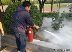 灭火器使用注意事项有哪些 推车式灭火器的操作要领归纳为一推2835415q60