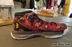 球鞋鞋边发黄如何变白 球鞋鞋边发黄怎么办