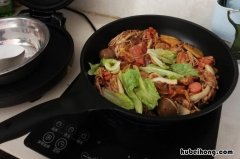 电磁炉炒菜粘锅的原因是什么 电磁炉炒菜粘锅的原因是什么意思